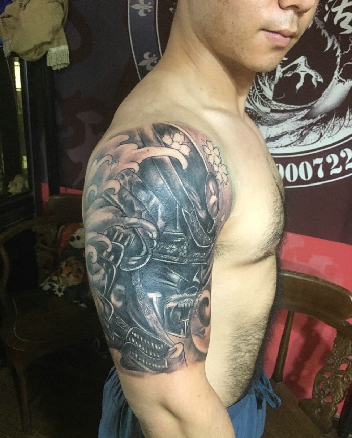 肌肉男大臂图腾纹身图案很强大