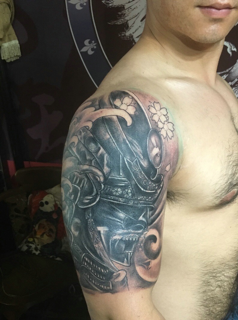 肌肉男大臂图腾纹身图案很强大