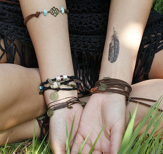 一组时尚精致的羽毛纹身图案