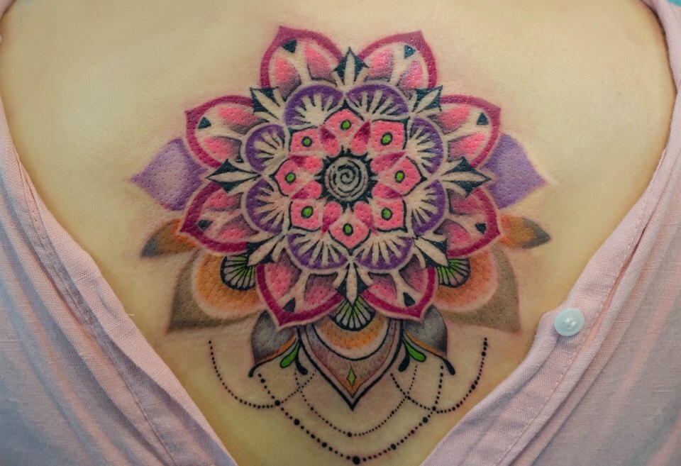 可隐可显如同繁复的梵花纹身图案