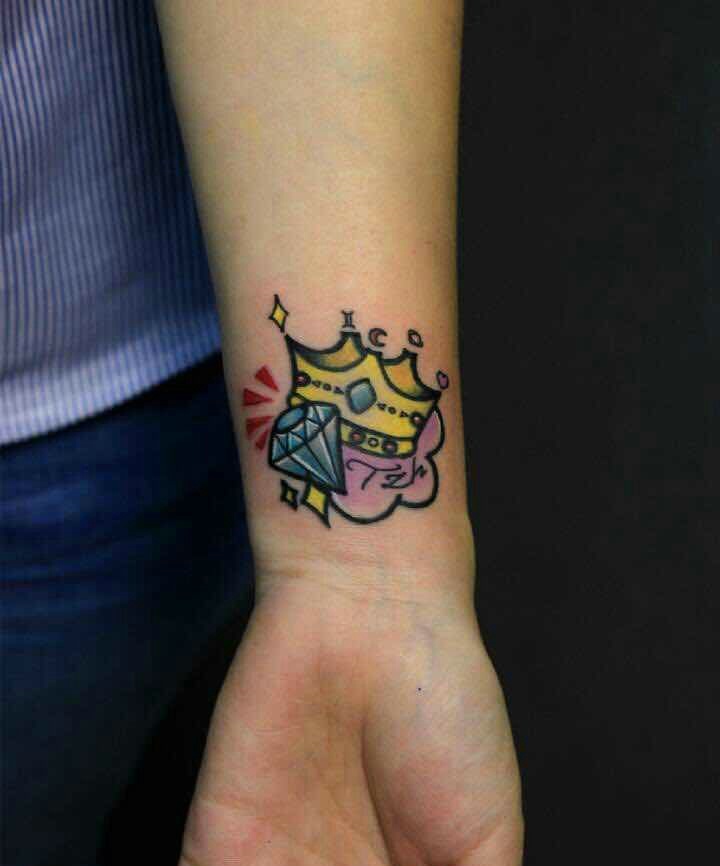 手腕卡通迷你皇冠纹身图案