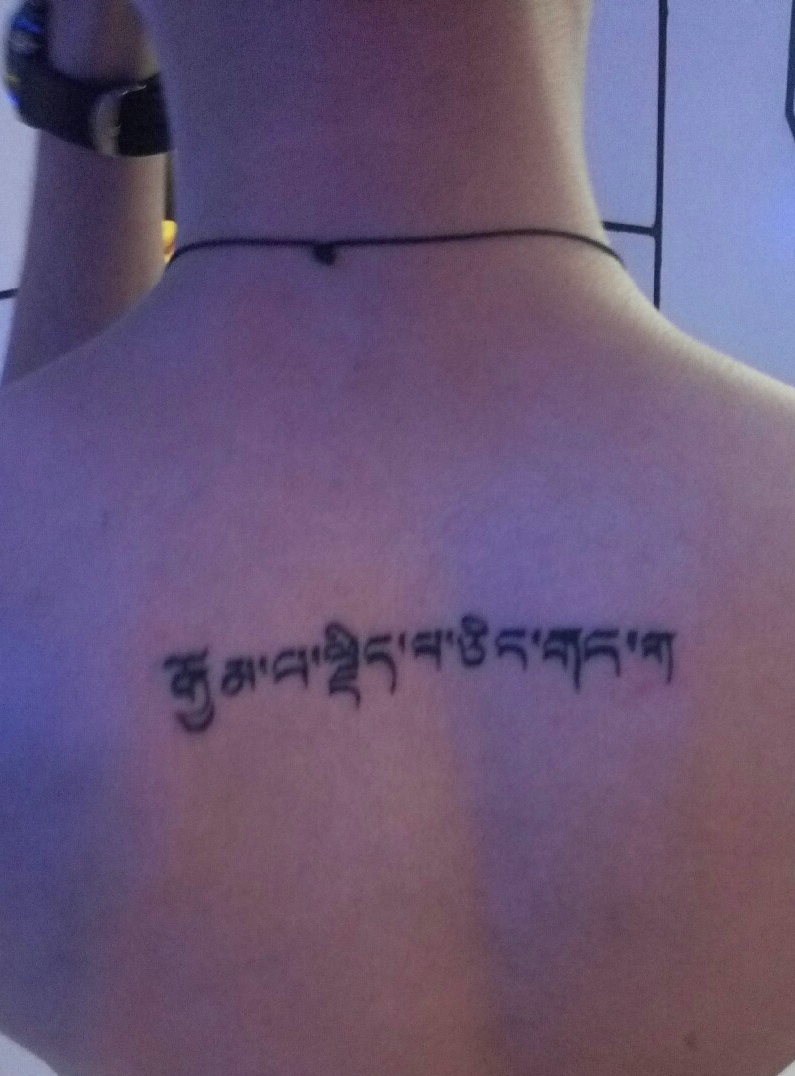 后背时尚创意横条梵文纹身刺青