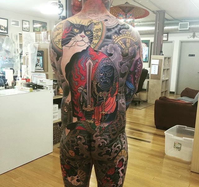 色彩丰富的满背日式猫纹身图案