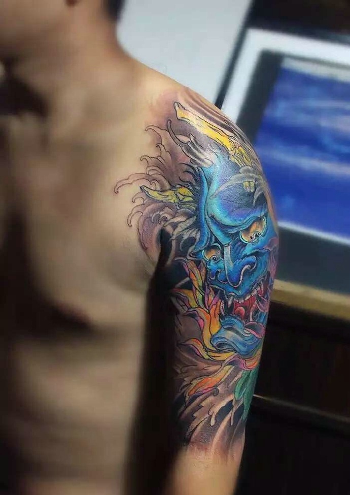 大臂经典丰富的彩色蓝若纹身图案