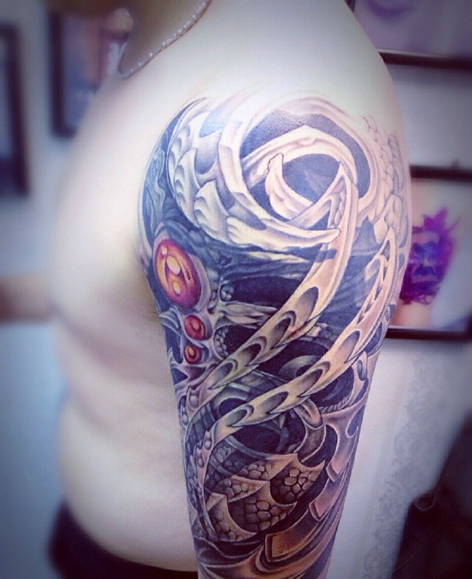充满男人味的大臂图腾纹身图案