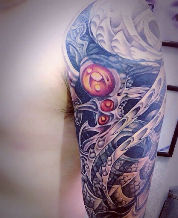 充满男人味的大臂图腾纹身图案