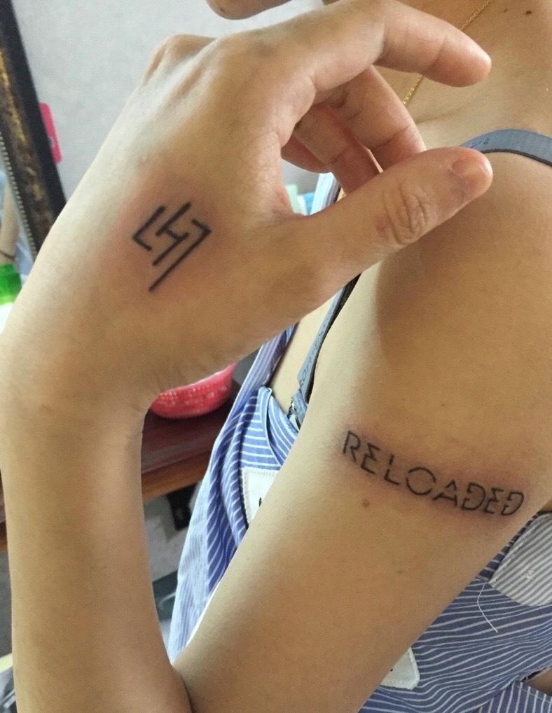 大臂英文单词与手背小图案纹身刺青