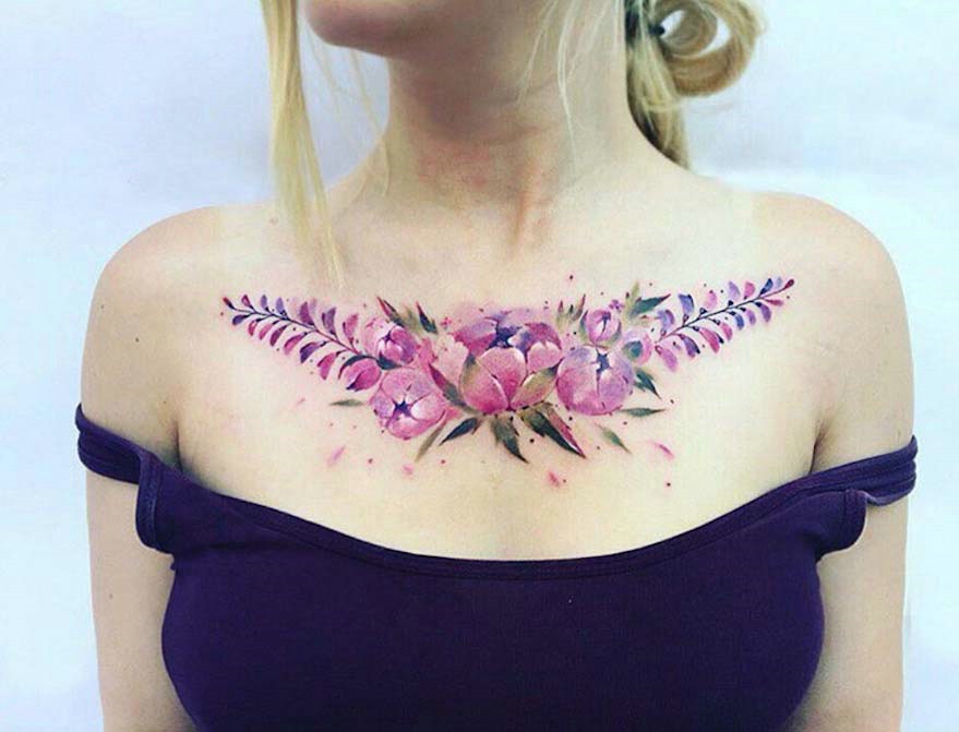 胸前精美的植物纹身图案很抢眼