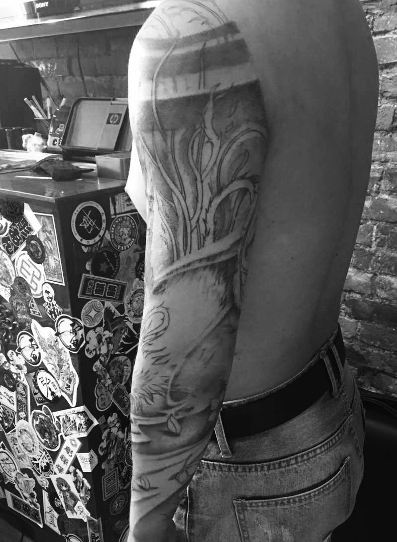 花臂黑灰凤凰纹身图案很帅气