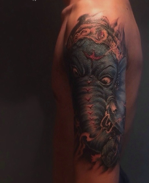 大臂新传统彩色小象神纹身图案