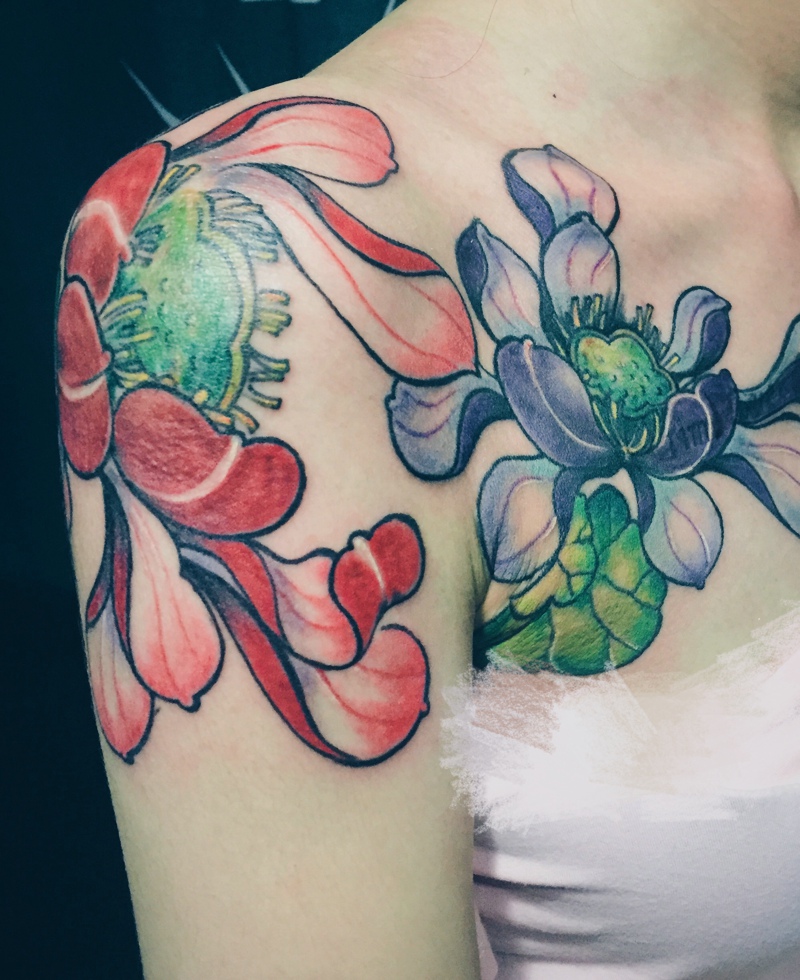 色彩鲜艳的盛开莲花纹身图案