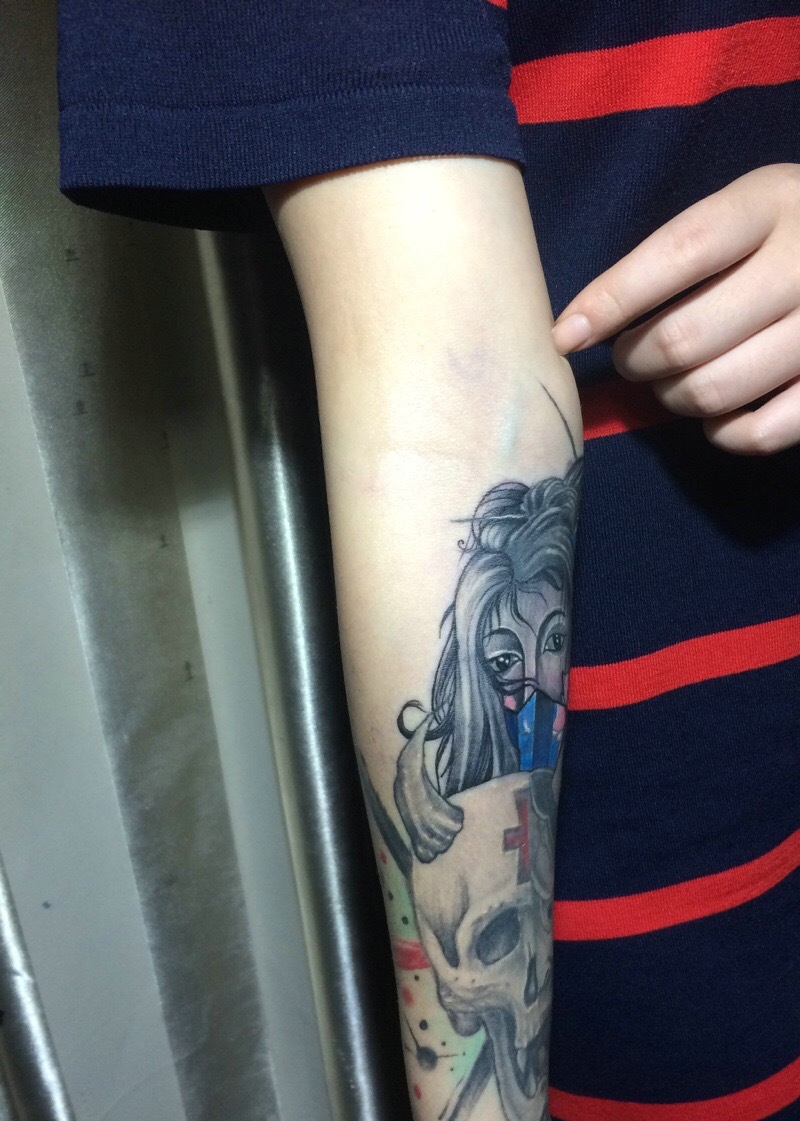 骷髅与美女一起的手臂纹身图案