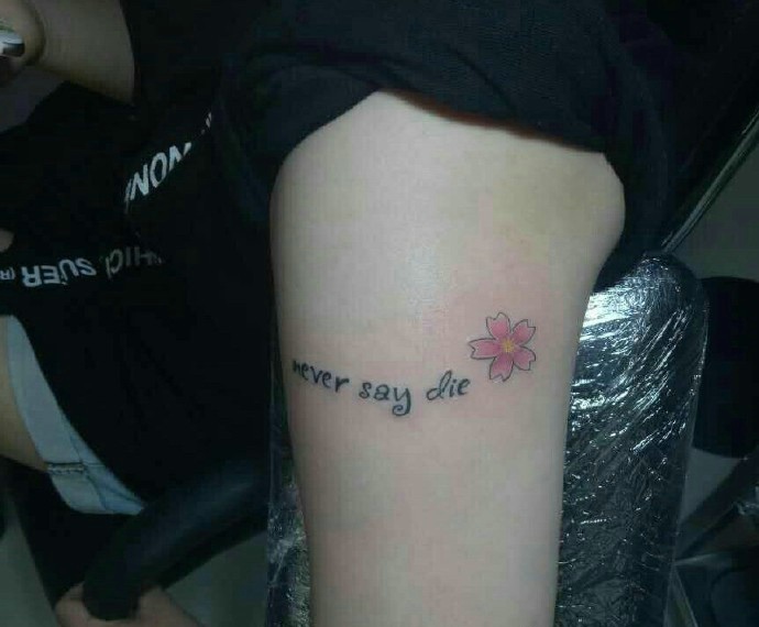 手腕外侧小清新花朵情侣纹身图案