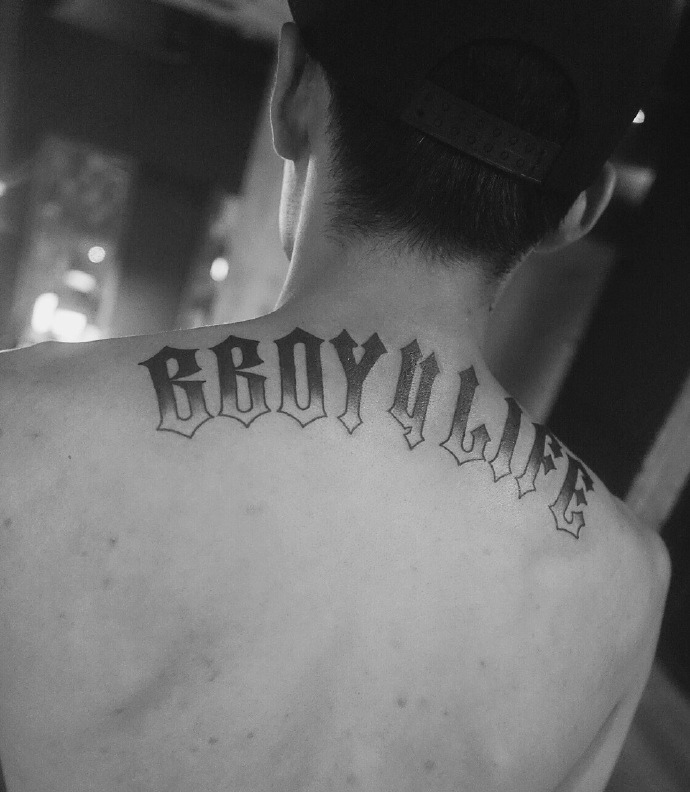 男士肩膀下的个性英文单词纹身刺青