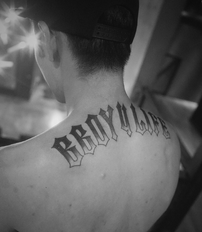 男士肩膀下的个性英文单词纹身刺青