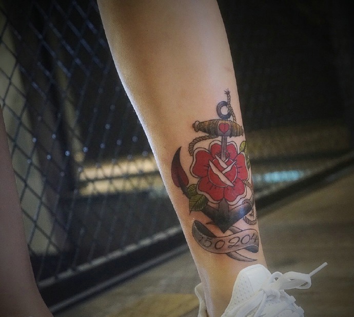 裸脚外侧的时尚花朵纹身图案