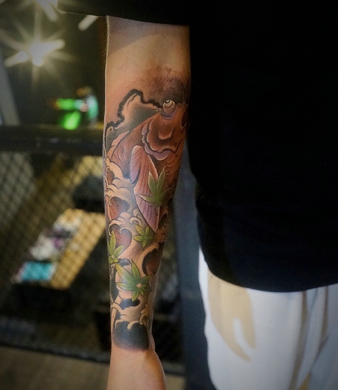 手臂青春活力的红鲤鱼纹身刺青