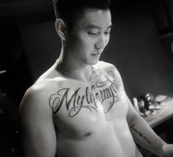 90后俊男胸前大花体英文纹身图案