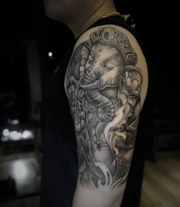 大臂新传统黑灰象神纹身图案