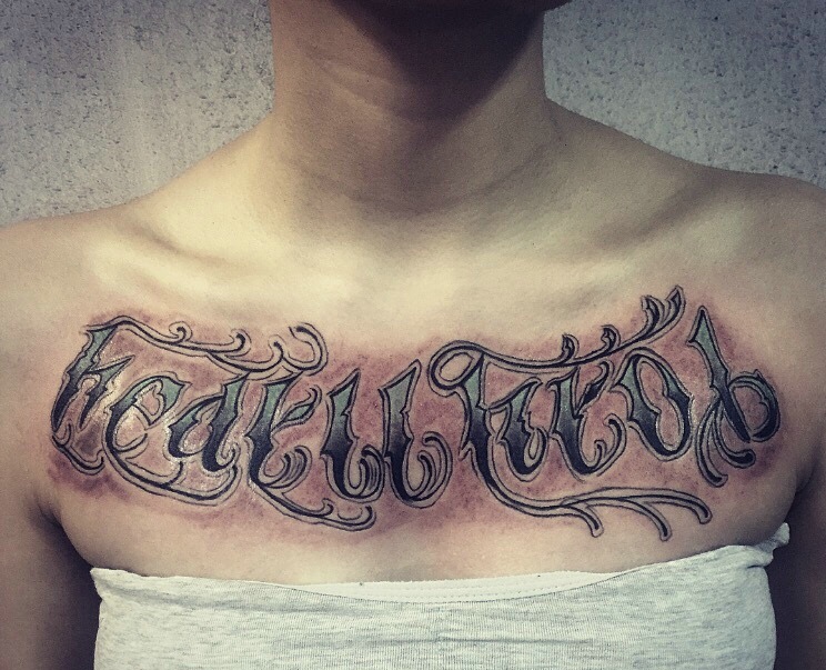 胸前大花体英文纹身图案很抢眼