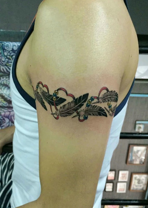 爱心连串的多片羽毛手臂纹身图案