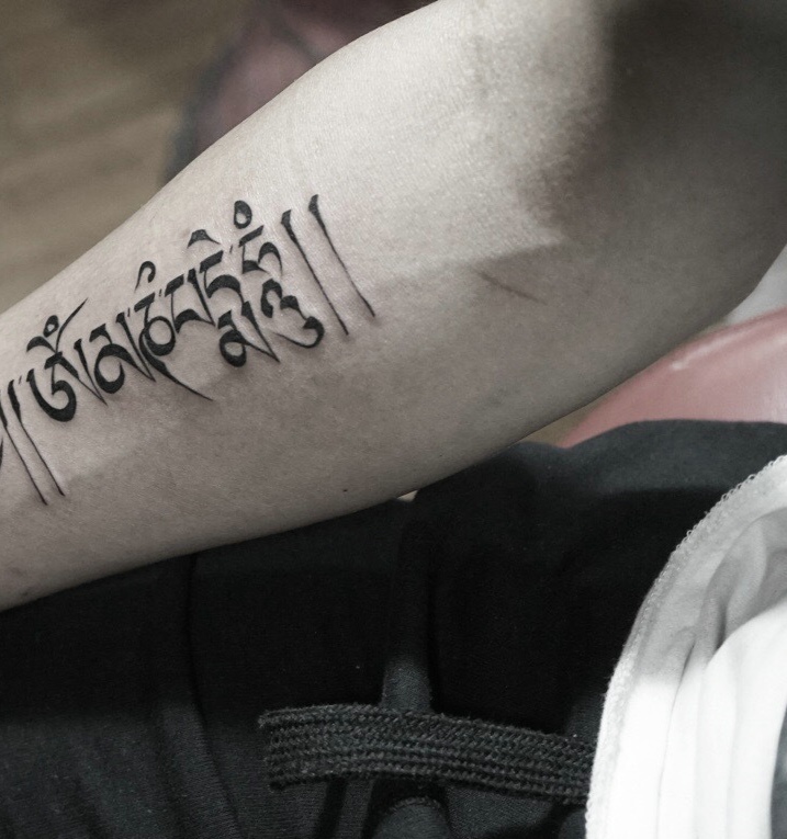 时尚美丽的手臂个性梵文纹身图案