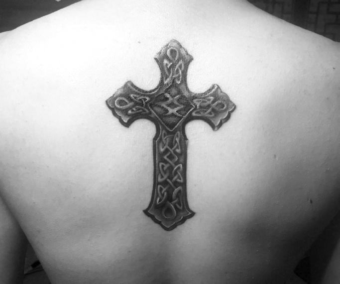 后背有趣的大型十字架纹身图案