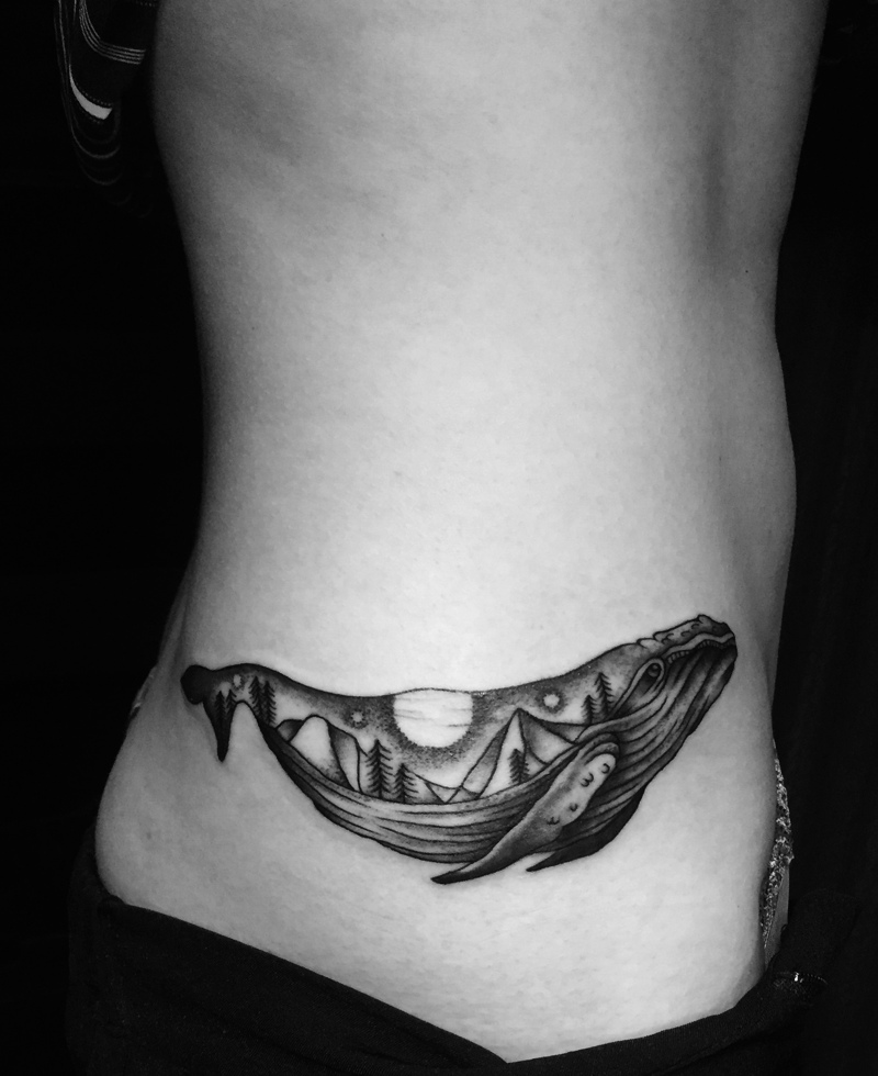 侧腰部下方的一条海豚纹身图案