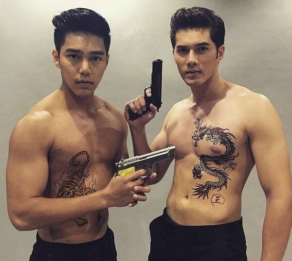 帅气男明星身上的龙与虎纹身图案