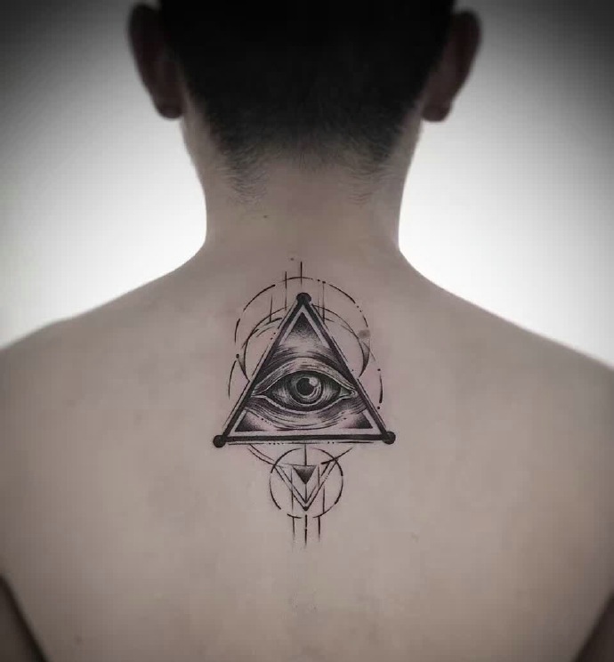 两款不同风格的几何眼球纹身图案