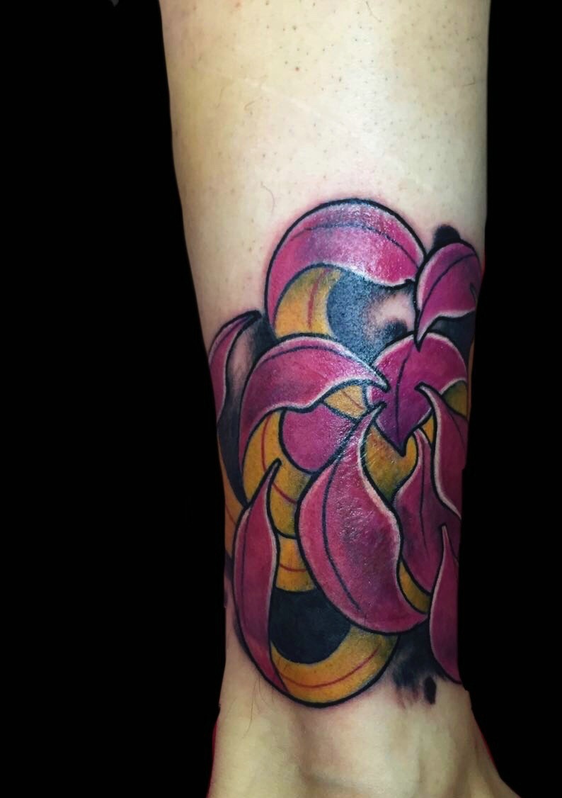 落在腿部美艳的莲花纹身图案