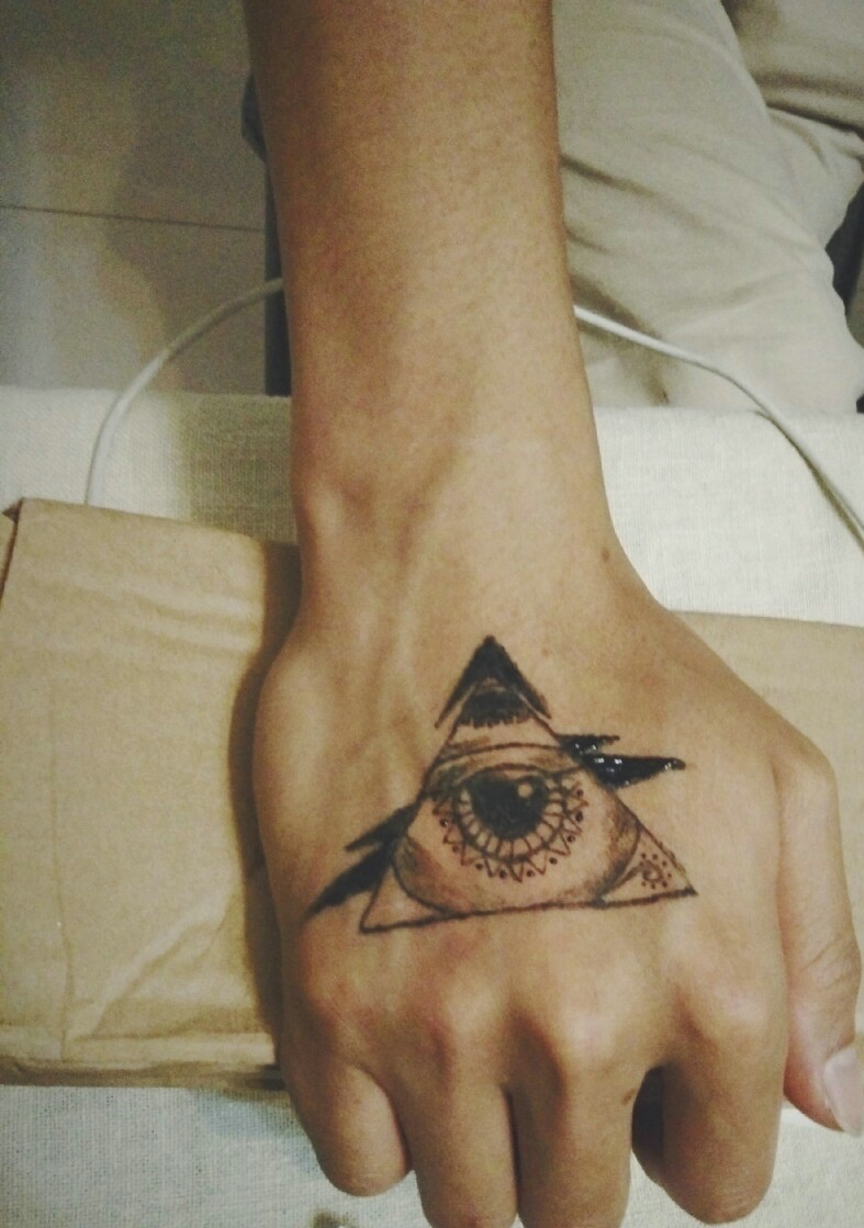 两款不同风格的手背个性纹身刺青