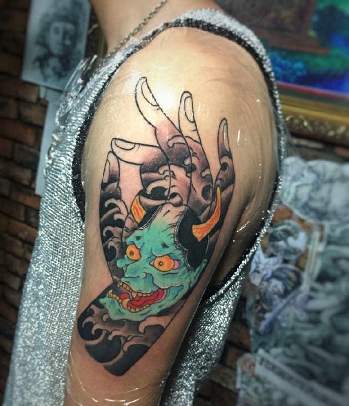 掌心内的彩色小般若大臂纹身图案