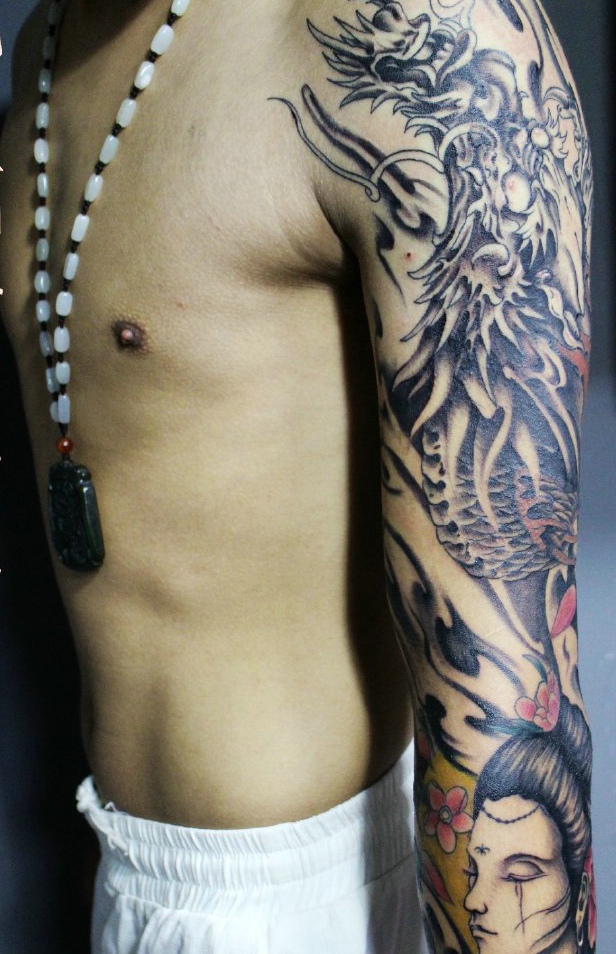 帅气十足的花臂邪龙纹身图案