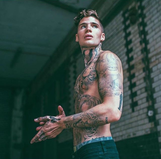 一组街头潮男的时尚花臂纹身图案