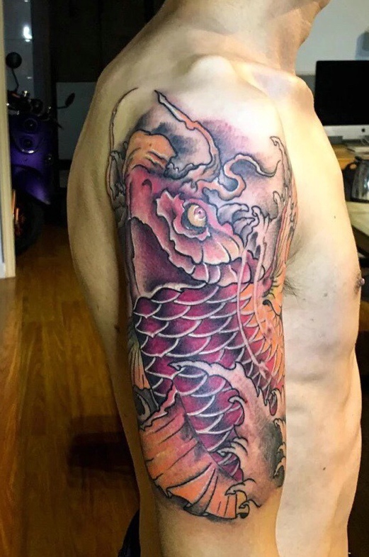 大臂具有活力的红鲤鱼纹身图案