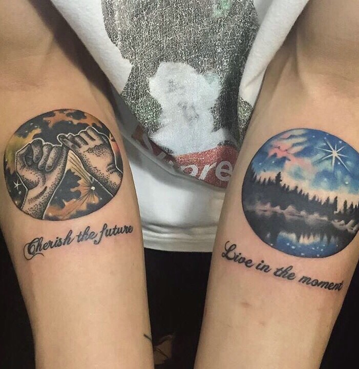 双手臂有着很有趣的图腾纹身图案