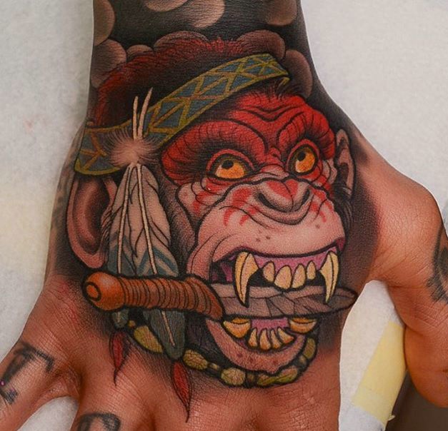 一组看似凶猛的手背动物纹身图案