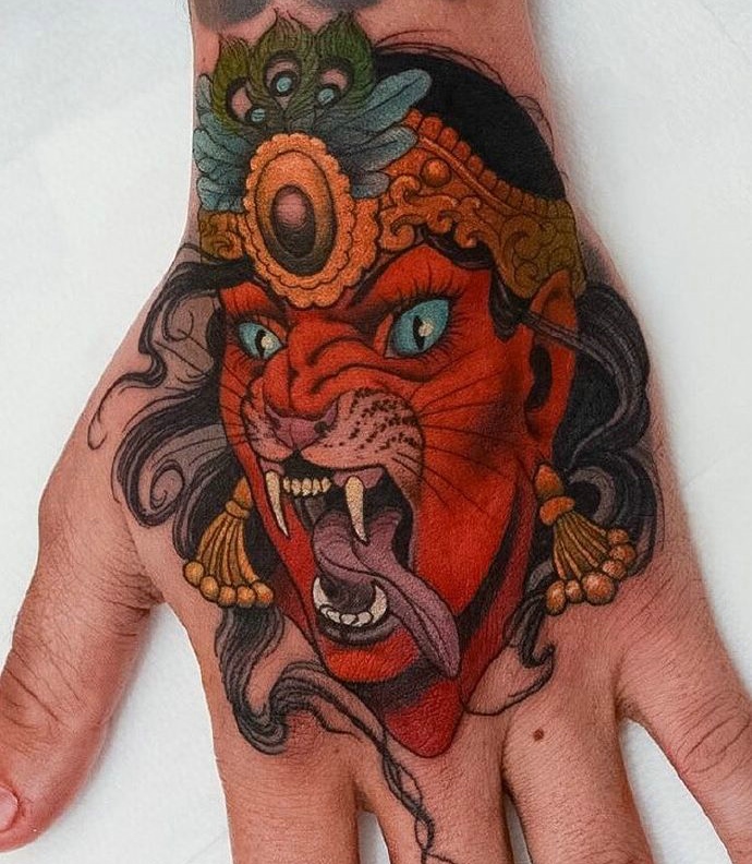 一组看似凶猛的手背动物纹身图案