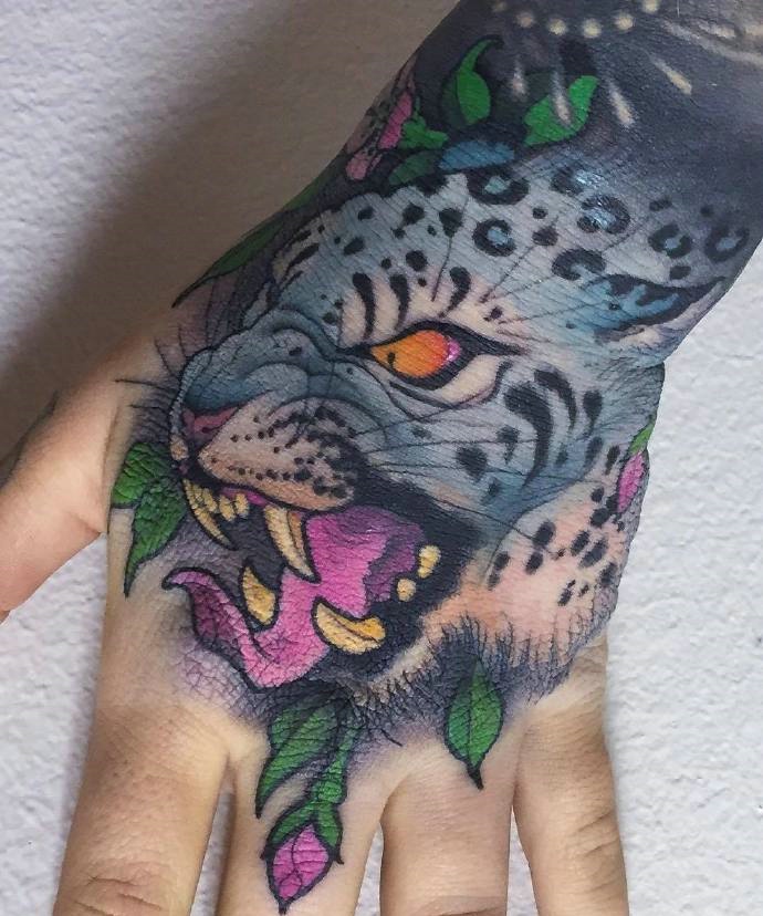 一组看似凶猛的手背动物纹身图案