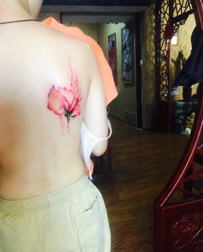 后背花朵纹身刺青显得格外有情调