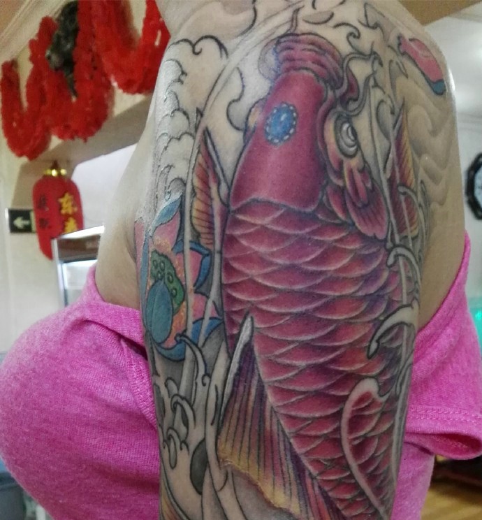 莲花与红鲤鱼结合的大臂纹身图案