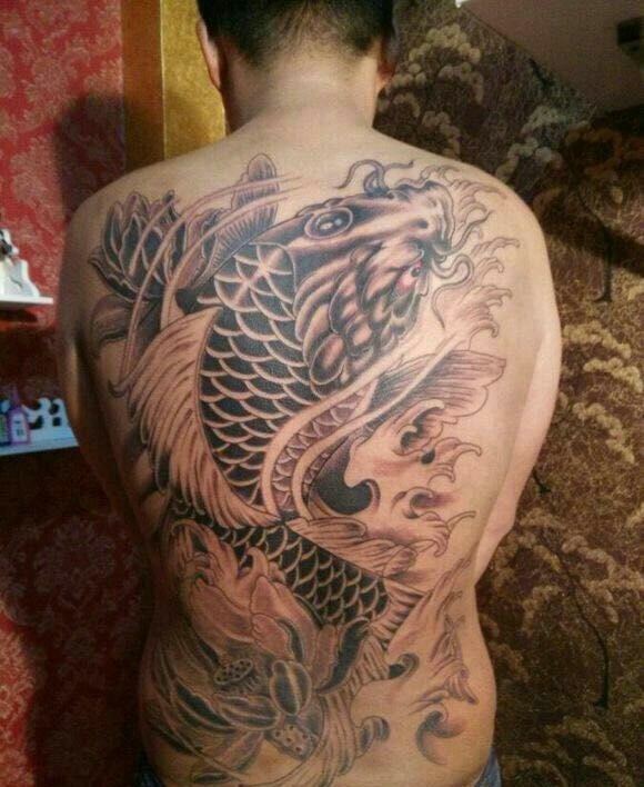 满背黑灰大鲤鱼纹身图案