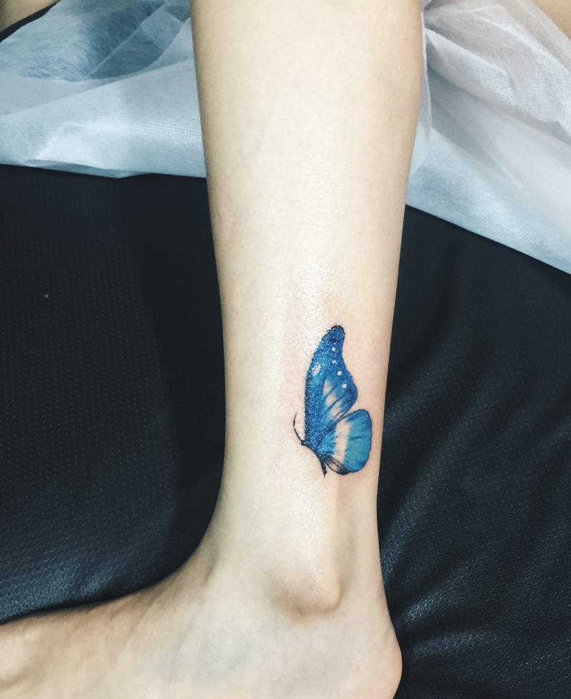 裸脚外侧彩色小蝴蝶纹身图案