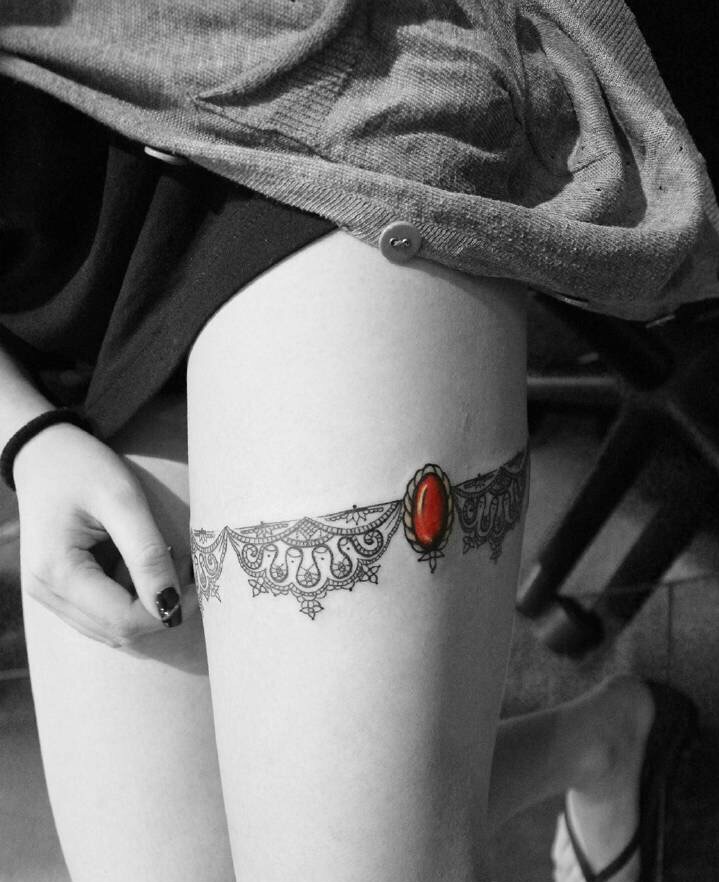 时尚女性大腿精美的纹身图案