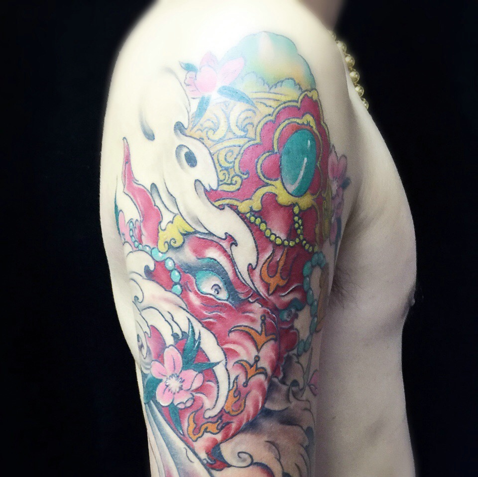 大臂彩色红象神纹身图案很抢眼