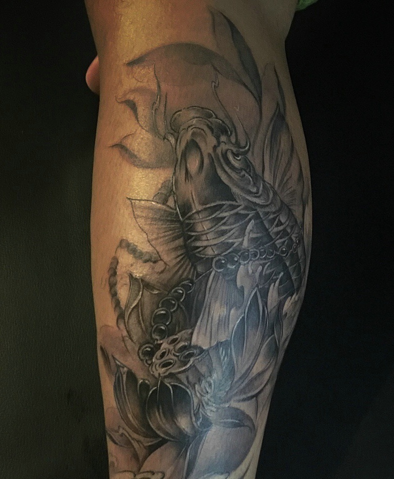 包小腿黑白小鲤鱼纹身图案有活力