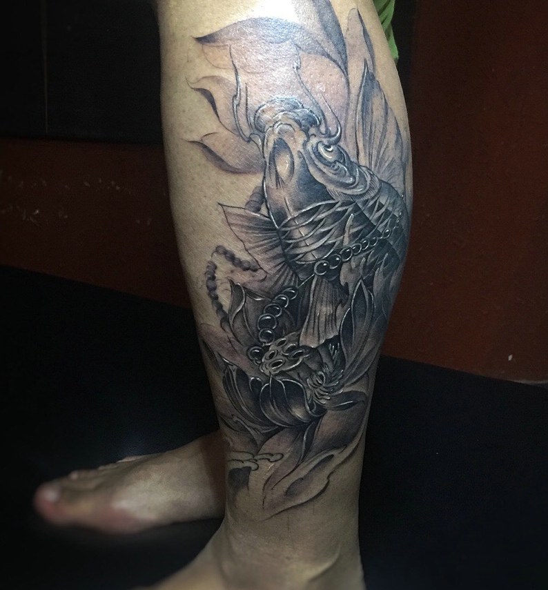 包小腿黑白小鲤鱼纹身图案有活力