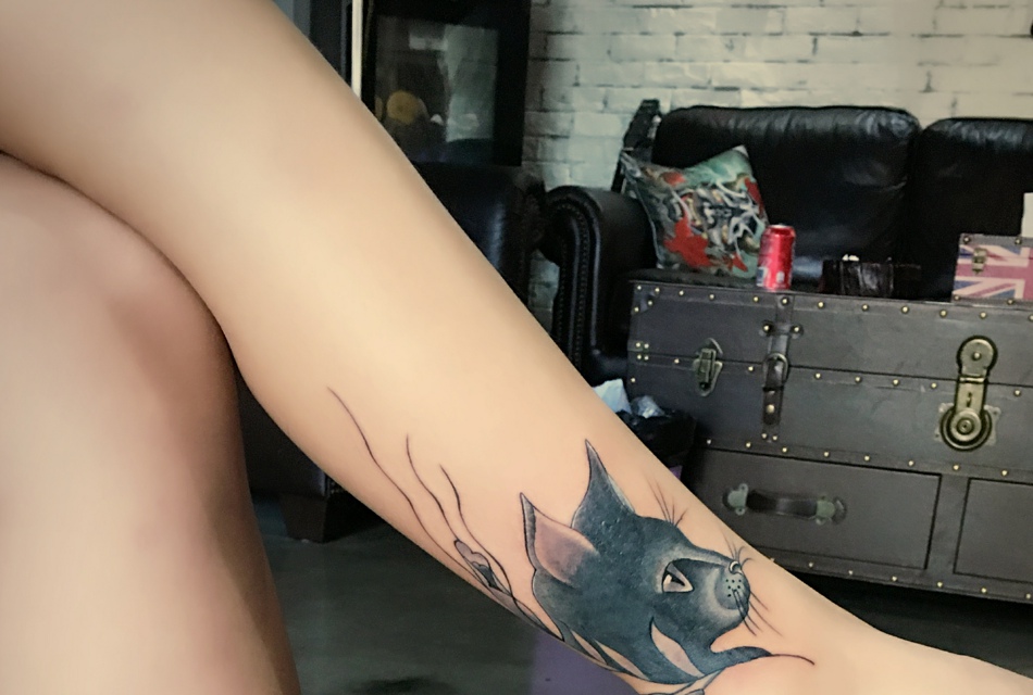 裸脚上的一只小老鼠纹身图案