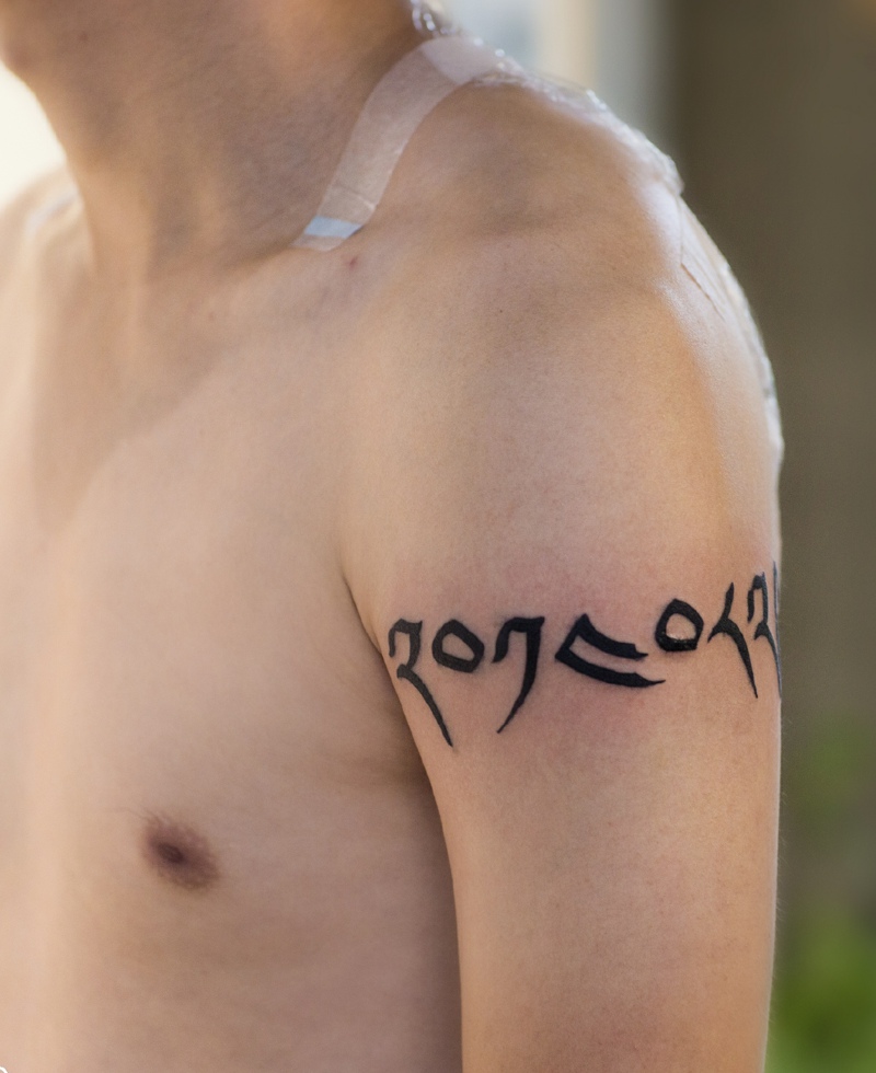 大臂帅气简单的梵文纹身图案